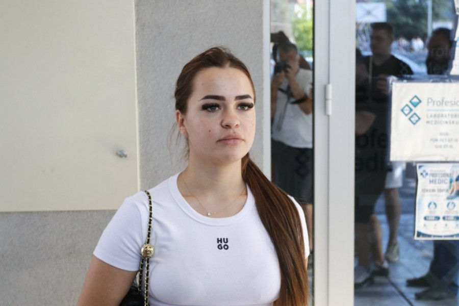 PLJUNUO JE NA ULICI I VREĐAO SVE ŽIVO I MRTVO! Maloletna Jovana U SUZAMA na lekarsom pregledu za "Elitu", isplivali DETALJI TAJNOG RAZGOVORA SA PRODUKCIJOM! (VIDEO)