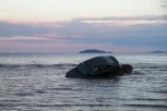 STRAVIČNA NESREĆA! Automobil SLETEO u more tokom ukrcavanja na trajekt - IMA MRTVIH!