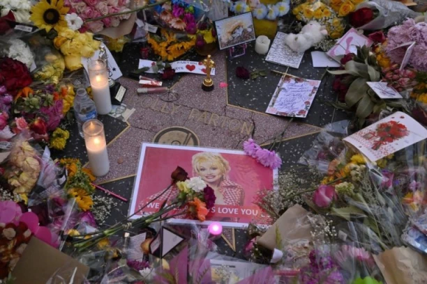 VANDALIZAM! Bruka i sramota, oskrnavljena zvezda Doli Parton na Stazi slavnih!