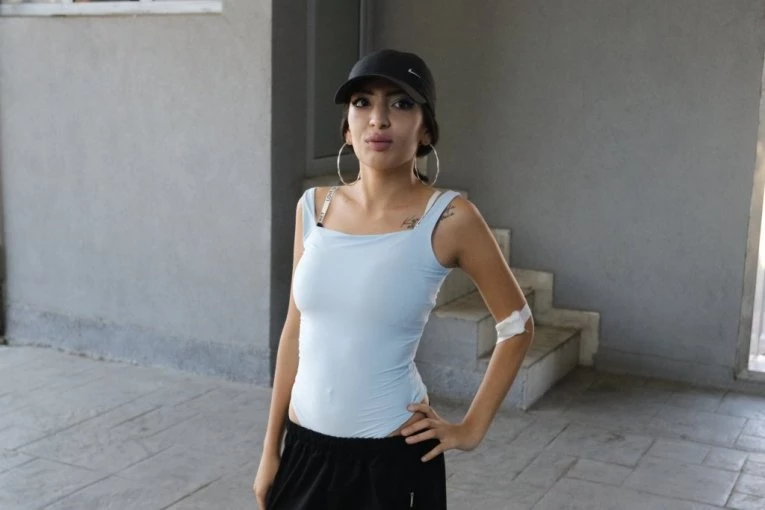NAJAVLJENO BUŠENJE SILIKONA U "ELITI 10" Ove starlete prve na udaru - HAOS ISPRED KLINIKE PRED POČETAK RIJALITIJA! (VIDEO)
