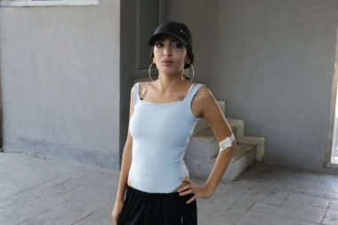 NAJAVLJENO BUŠENJE SILIKONA U "ELITI 10"! Ove starlete prve na udaru - HAOS ISPRED KLINIKE PRED POČETAK RIJALITIJA! (VIDEO)