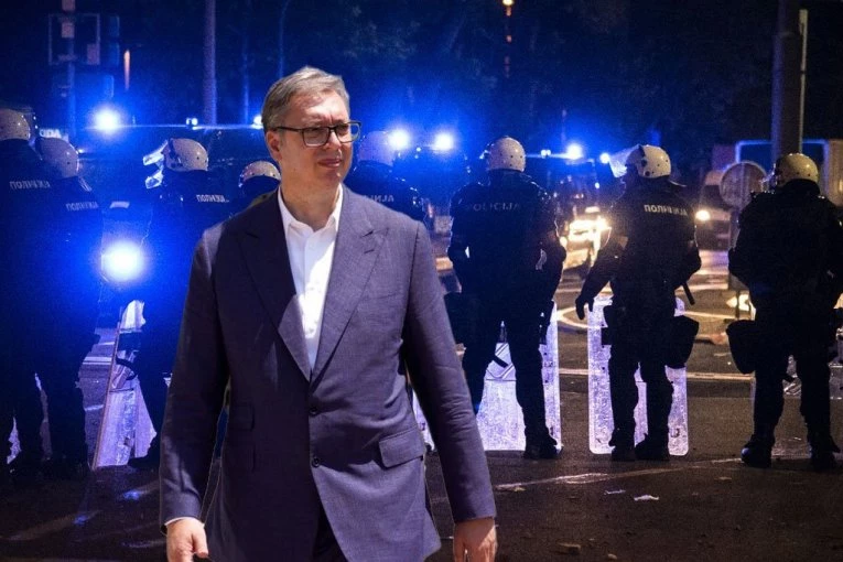 VUČIĆ SAM ISPRED KORDONA, SVI OSTALI POBEGLI! Srce kao planina, zbog ovoga ga neće ni uplašiti ni slomiti! (VIDEO)