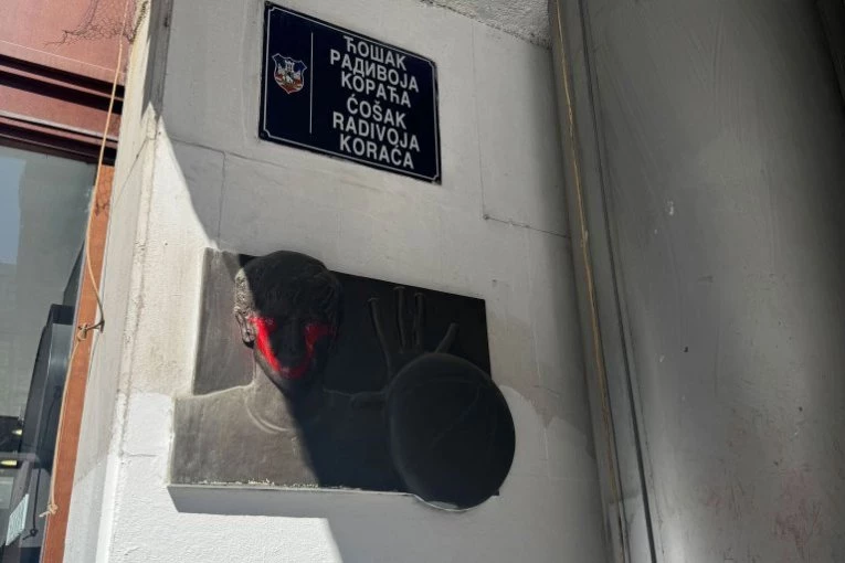 GROZNA SLIKA IZ BEOGRADA! Oskrnavljena spomen ploča Radivoja Koraća! (FOTO, VIDEO)