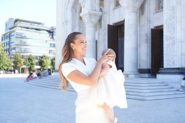 CELA SRBIJA U SUZAMA ZBOG OBJAVE ALEKSANDRE PRIJOVIĆ: Oglasila se nakon ćerkinog krštenja i podelila selfi s naslednicom!