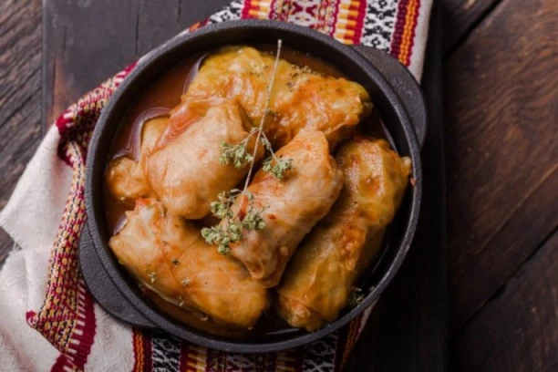 Najukusnija SARMA OD SLATKOG KUPUSA:  Jednostavan recept koji uvek uspeva, a tajna je u savršeno pripremljenom nadevu