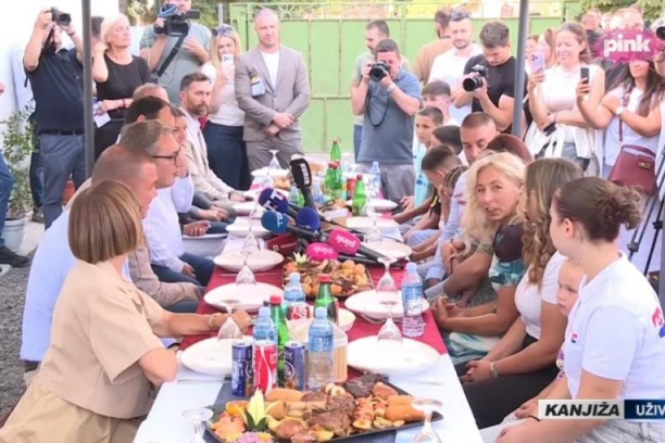 "DONEO SAM POMOĆ, DA OBRADUJETE DECU" Predsednik Vučić u poseti porodici Kavai sa jedanaestoro dece u Trešnjevcu kod Kanjiže (FOTO)