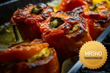 NAŠE BAKE SU PRAVILE PUNJENE PAPRIKE BEZ PIRINČA: Ova dva sastojka kriju tajnu savršenog nadeva