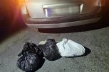 KESE SA DROGOM KRIO U ZADNJEM BRANIKU AUTA! Muškarac uhapšen u Tekiji kada je pokušao da pobegne, UDARIO I POLICAJCE!