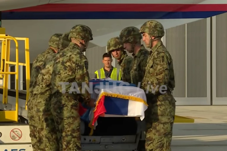 Avion sa telom Ratka Mladića SLETEO U BEOGRAD, KOVČEG PREKRIVEN ZASTAVOM SRBIJE: Prevoze ga na VMA, porodica zahteva obdukciju (FOTO)