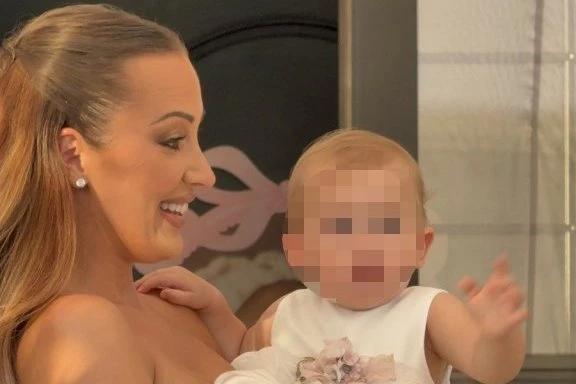 PRIJA I FILIP BLISTAJU NA KRŠTENJU ĆERKICE! Pevačica se utegla u haljinu vrednu hiljade evra, mala Arija OSVOJILA SRCA NOVINARA! (VIDEO, GALERIJA)