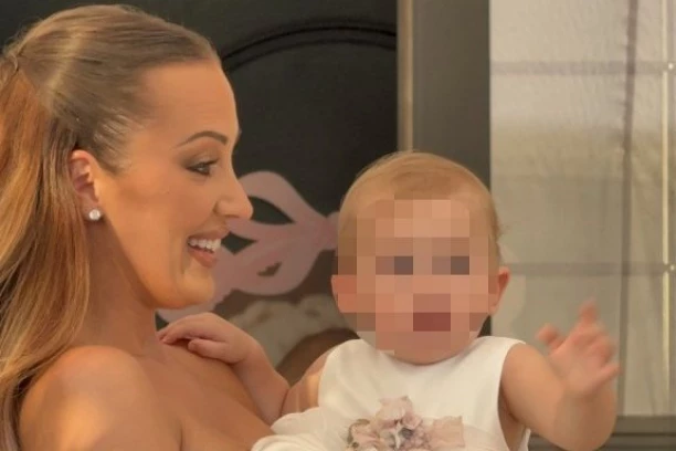 PRIJA I FILIP BLISTAJU NA KRŠTENJU ĆERKICE! Pevačica se utegla u haljinu vrednu hiljade evra, mala Arija OSVOJILA SRCA NOVINARA! (VIDEO, GALERIJA)