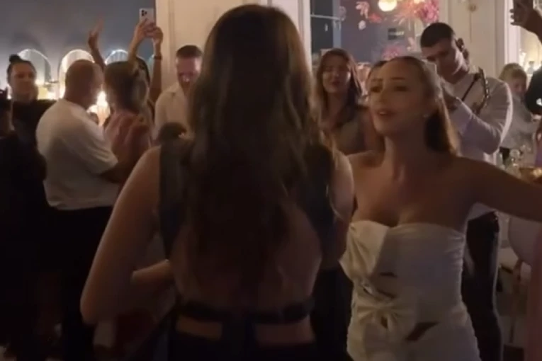 NEVIĐENI LOM NA PRIJINOJ PROSLAVI: Lepa Brena i Džejla Ramović ukrstili glasove, a onda se desio ŠOK pred svim gostima! (VIDEO)
