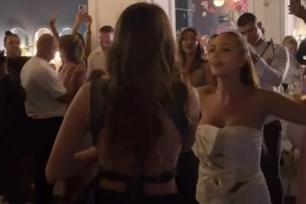 NEVIĐENI LOM NA PRIJINOJ PROSLAVI: Lepa Brena i Džejla Ramović ukrstili glasove, a onda se desio ŠOK pred svim gostima! (VIDEO)