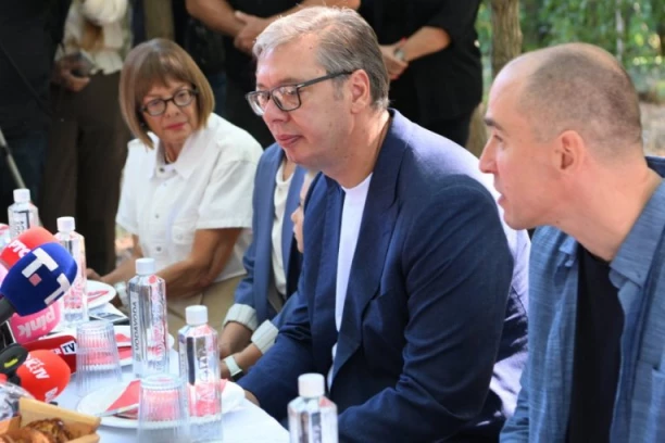 "Mnogo stvari je urađeno u ovom kraju!" Predsednik Vučiću poseti porodici Ćupić na Paliću