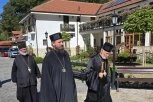 POSEBAN SUSRET U TUMANU: Vladike Ignatije i Sergije pred moštima svetih Zosima i Jakova
