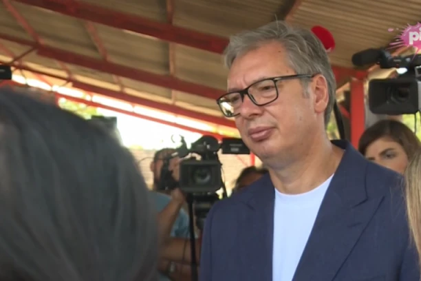 PREDSEDNIK STIGAO U BAGREMOVO: Vučić najavio asfaltiranje važnog puta!