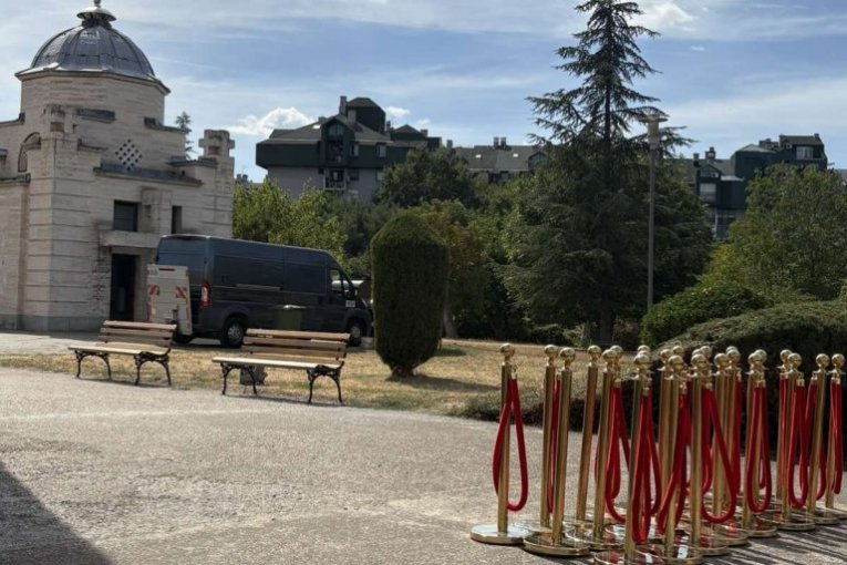 Poslednje pripreme u Crkvi Svetog Luke pred dolazak tela pokojnog generala Mladića