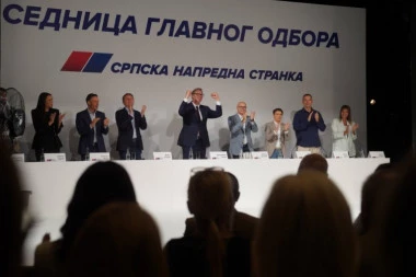 GLAVNI ODBOR SNS ZASEDA U NIŠU! Sednici prisustvuje predsednik Vučić: Oni koji hoće da ga sruše, žele podaničku i slabu Srbiju! (FOTO)