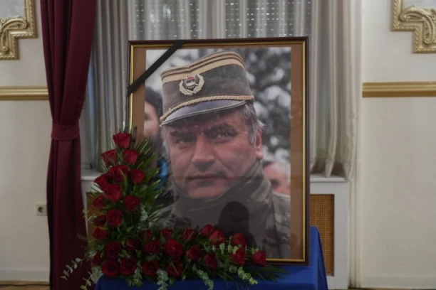 U SLAVU GENERALA MLADIĆA: Počela komemoracija u Domu Vojske povodom smrti komandanta Glavnog štaba Vojske Republike Srpske (FOTO)