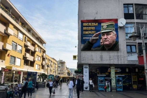 "POSLEDNJI POZDRAV GENERALE!" Heroji sa Košara se na dirljiv način oprostili od Ratka Mladića! (FOTO)