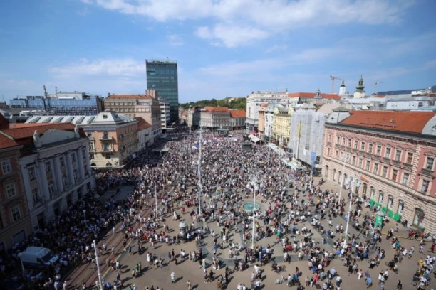 HILJADE LJUDI ISPUNILE GLAVNE ULICE I TRG U Zagrebu masovni protest zbog ilegalne deponije u Lici (FOTO)
