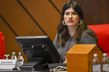 DINA VUČINIĆ OTKRILA KO STOJI IZA INSTRUISANJA DECE U JOVINOJ GIMNAZIJI Stala u odbranu direktora, pa poručila: On se molio i ćutao, pružam mu podršku da istraje!