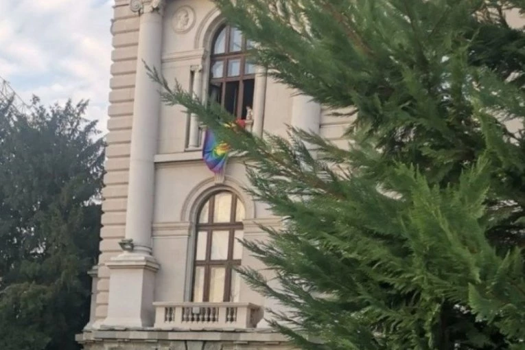 KAKVA ZLOUPOTREBA BLOKADERA! Okačili zastavu duginih boja na prozor Skupštine Srbije - USLEDILA MUNJEVITA AKCIJA! (FOTO)