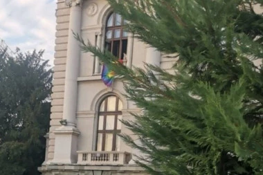 NOVA ZLOUPOTREBA U REŽIJI BLOKADERA! Okačili zastavu duginih boja na prozor Skupštine Srbije - ODMAH NALOŽENO UKLANJANJE! (FOTO)