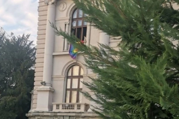 KAKVA ZLOUPOTREBA BLOKADERA! Okačili zastavu duginih boja na prozor Skupštine Srbije - USLEDILA MUNJEVITA AKCIJA! (FOTO)