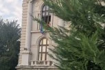 KAKVA ZLOUPOTREBA BLOKADERA! Okačili zastavu duginih boja na prozor Skupštine Srbije - USLEDILA MUNJEVITA AKCIJA! (FOTO)