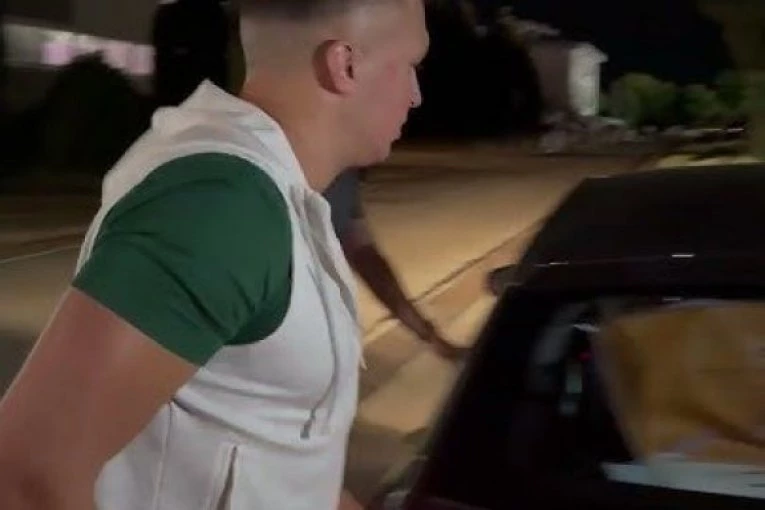 DRAMA NA OTVARANJU "ELITE 10"! Stefan Karić IPAK STIGAO U ŠIMANOVCE, protrčao pored novinara! (VIDEO)