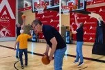 ŠOU NA TERENU! Pogledajte kako predsednik Vučić i legendarni Miroslav Nikolić igraju košarku - "S MUTOM NIKAD NIJE DOSADNO!"
