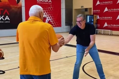 ŠOU NA TERENU! Pogledajte kako predsednik Vučić i legendarni Miroslav Nikolić igraju košarku - "S MUTOM NIKAD NIJE DOSADNO!" (VIDEO)