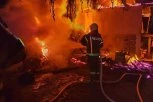 VATRENA STIHIJA PROGUTALA KUĆU BOJOVIĆA U GOSTUNU: Vatrogasci, granični policajci i meštani sprečili još veću katastrofu (FOTO)