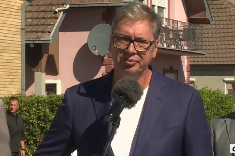VUČIĆ U POSETI ZAPADNOBAČKOM OKRUGU! Predsednik u Karavukovu, razgovara sa meštanima: Radiće se put ka Paragama i Bogojevu