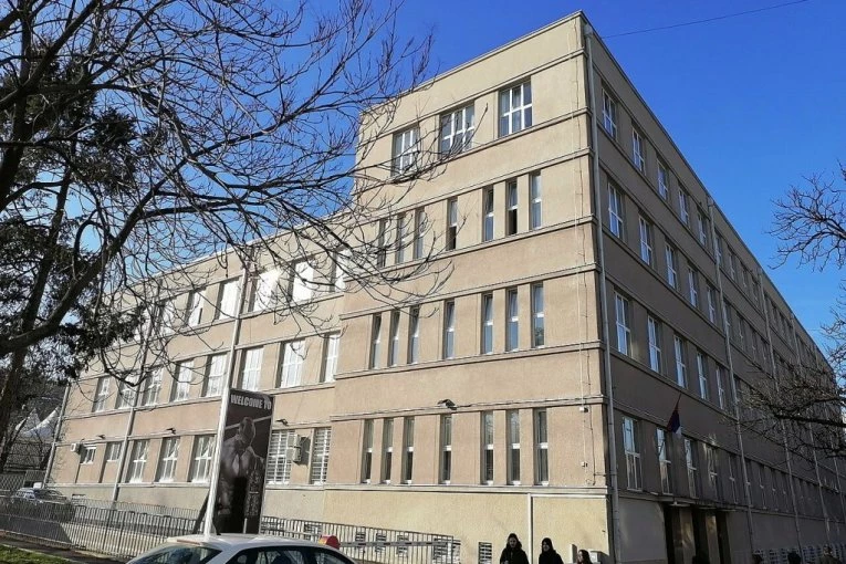 SAZNAJEMO: Ovo su pravi razlozi zbog kojih je profesorka latinskog dobila otkaz u Petoj beogradskoj gimnaziji