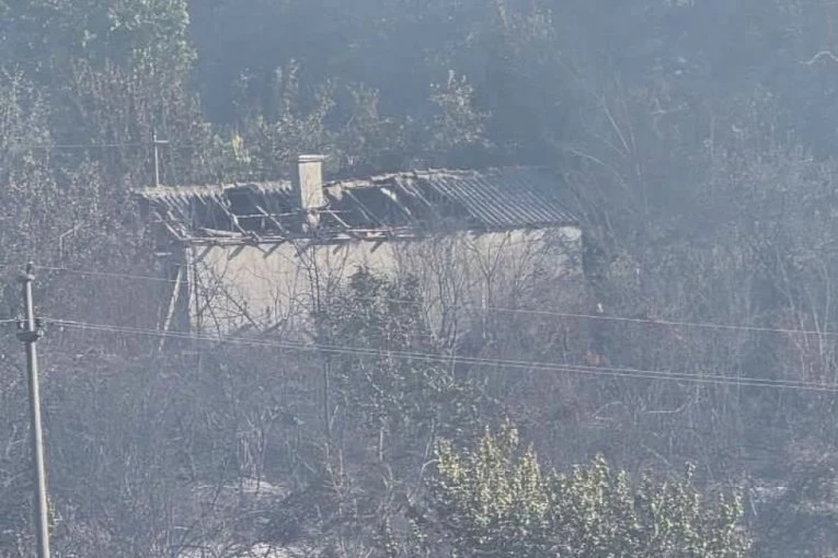 DECU SMO IZVLAČILI IZ VATRE: Plamen progutao kuću porodice iz Smederevske Palanke, sve je nestalo za par minuta (FOTO)