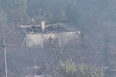 DECU SMO IZVLAČILI IZ VATRE: Plamen progutao kuću porodice iz Smederevske Palanke, sve je nestalo za par minuta (FOTO)
