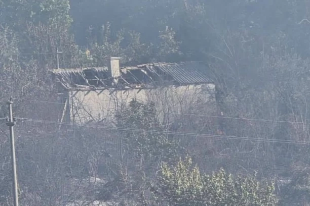 DECU SMO IZVLAČILI IZ VATRE: Plamen progutao kuću porodice iz Smederevske Palanke, sve je nestalo za par minuta (FOTO)