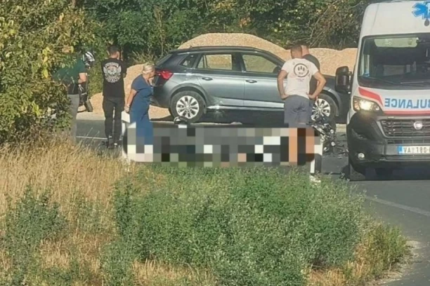 LEŽI NA ULICI BEZ SVESTI! Stravična nesreća kod Čačka, motociklista se ne pomera! (FOTO)