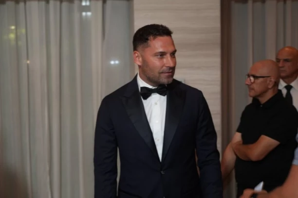 DUŠKO TOŠIĆ NE PRESTAJE DA ŠOKIRA: Emotivnim govorom se zahvalio Karleuši, pao zagrljaj i poljubac! (VIDEO)
