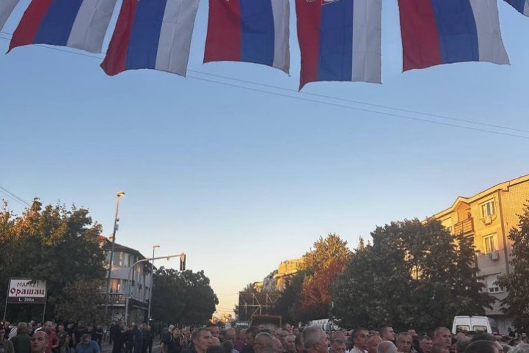 Građani pristižu kod crkve
