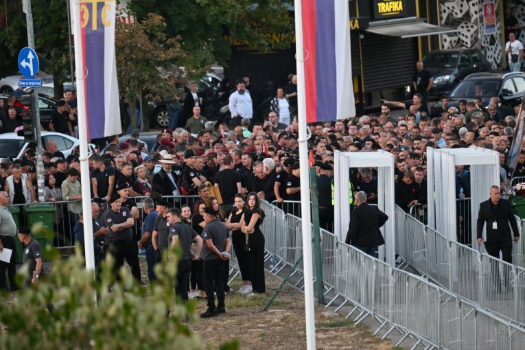 Građani oko crkve