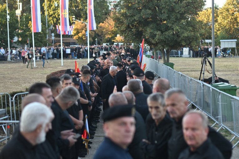 Građani oko crkve