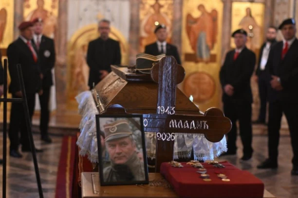 DANAS SAHRANA RATKA MLADIĆA! Kovčeg sa telom generala stigao u crkvu, građani od ranog jutra pristižu! (FOTO, VIDEO)