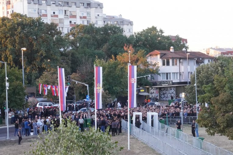 Građani oko crkve
