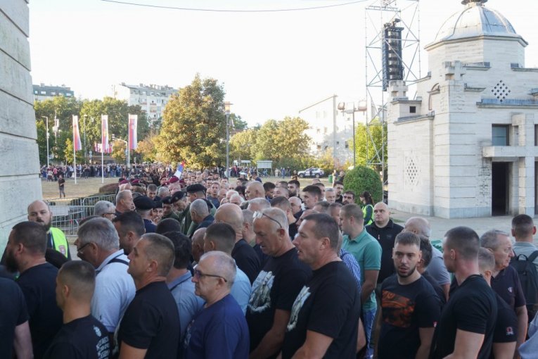 Građani ispred crkve