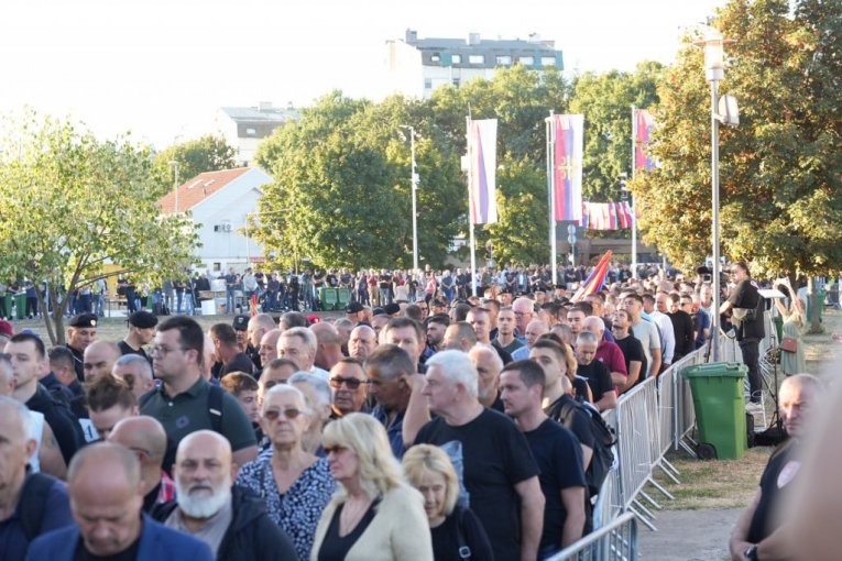 Građani oko crkve