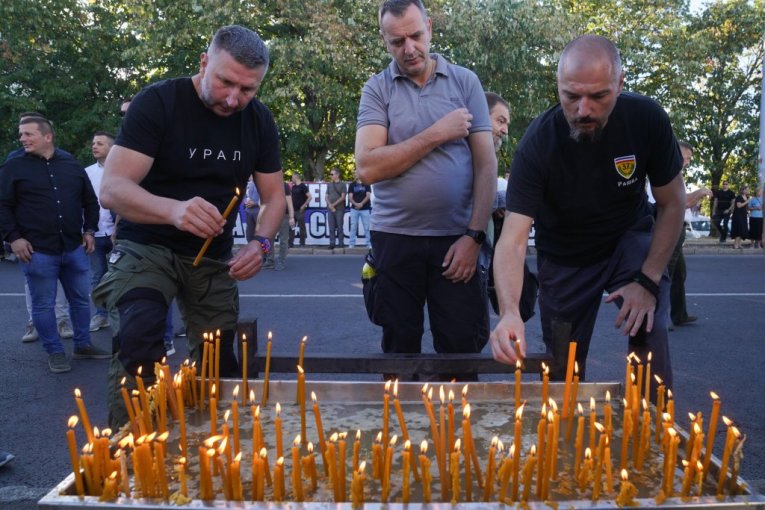 Građani ispred Crkve Svetog Luke