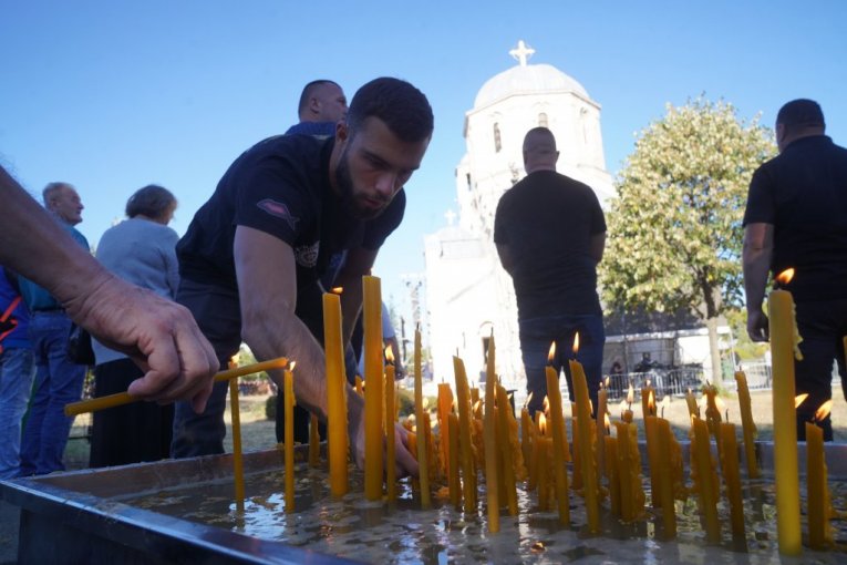 Građani ispred Crkve Svetog Luke